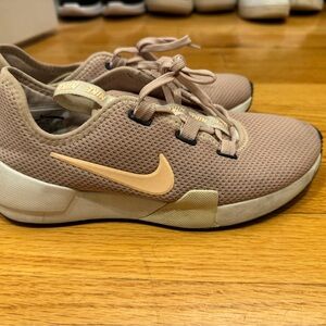 Pink Nikes (Moving sale, so needs to be shipped before 04/26.)